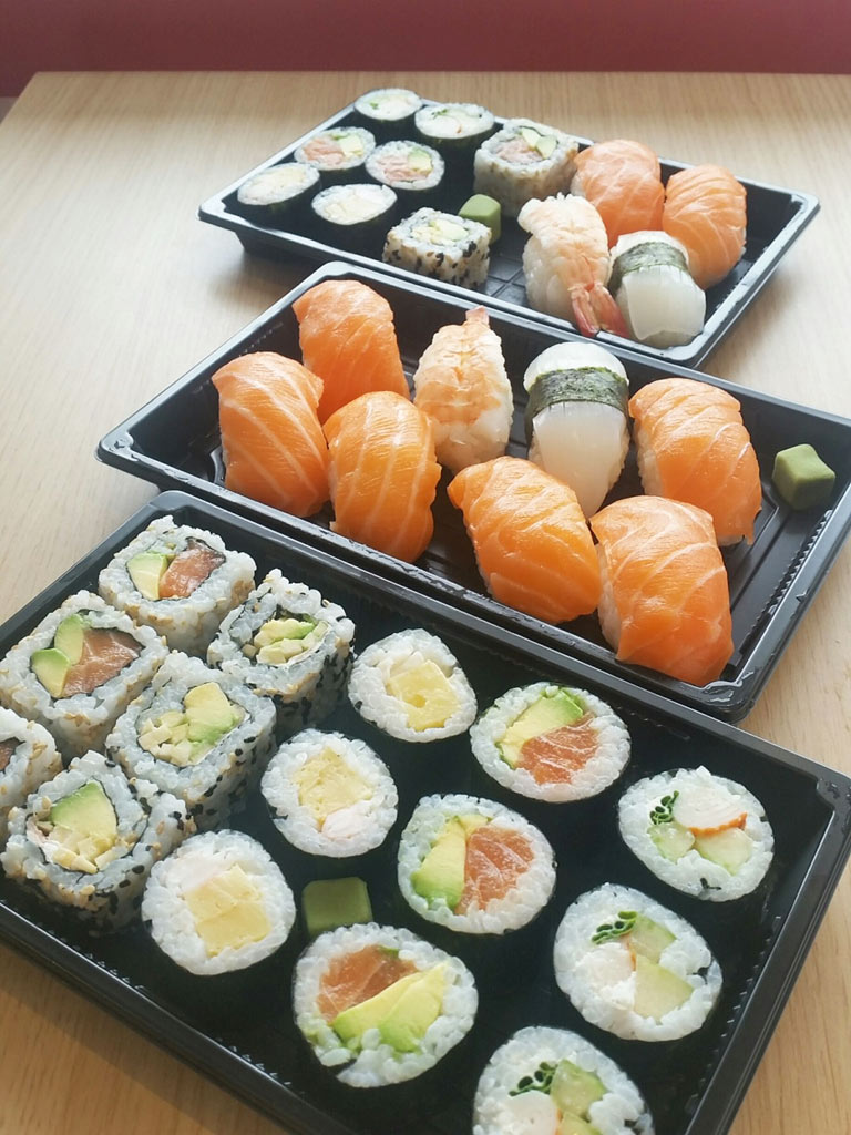 Sushis and bowls