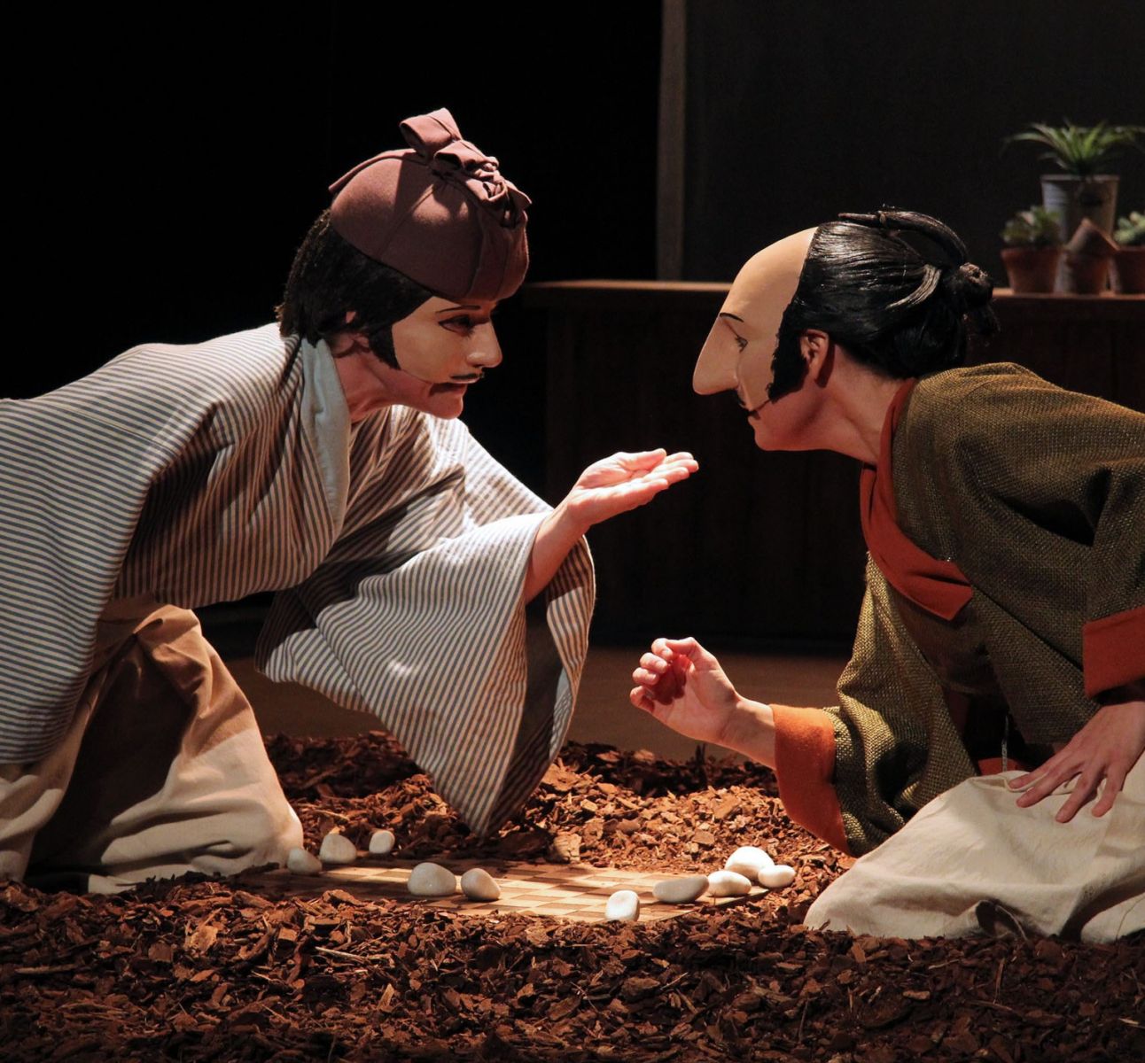 Caché dans son buisson de lavande, Cyrano sent ...