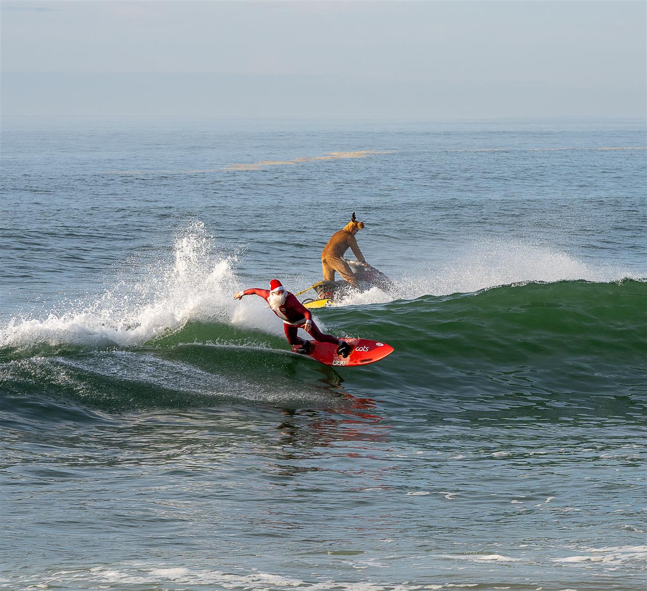 Le Père noël prend la vague ● Noël 2025