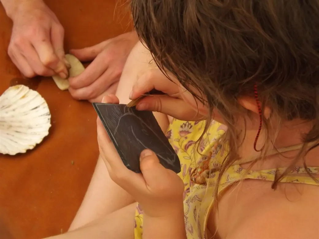 Atelier Gravure sur p ... - Crédit: préhistosite | CC BY-NC-ND 4.0