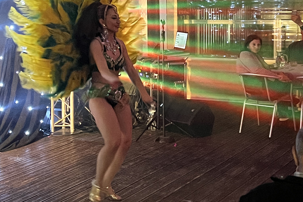 Soirée cabaret au Camping des Sources à Eugéni ...