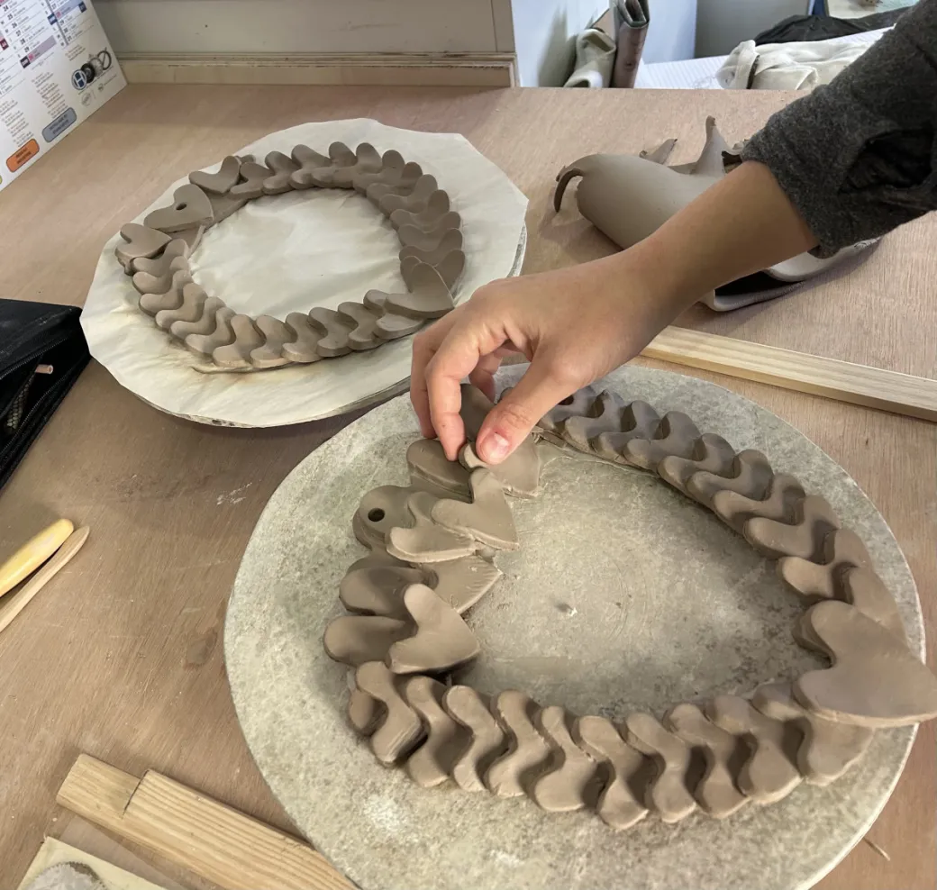 Atelier de modelage - Crédit: Argiles Céramiques Café | CC BY-NC-ND 4.0