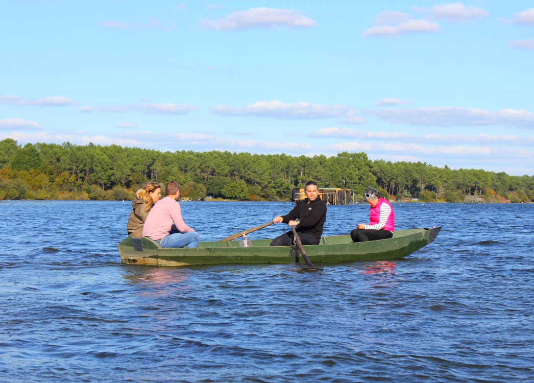 Découverte de l'étang blanc en barque dans l'u ...