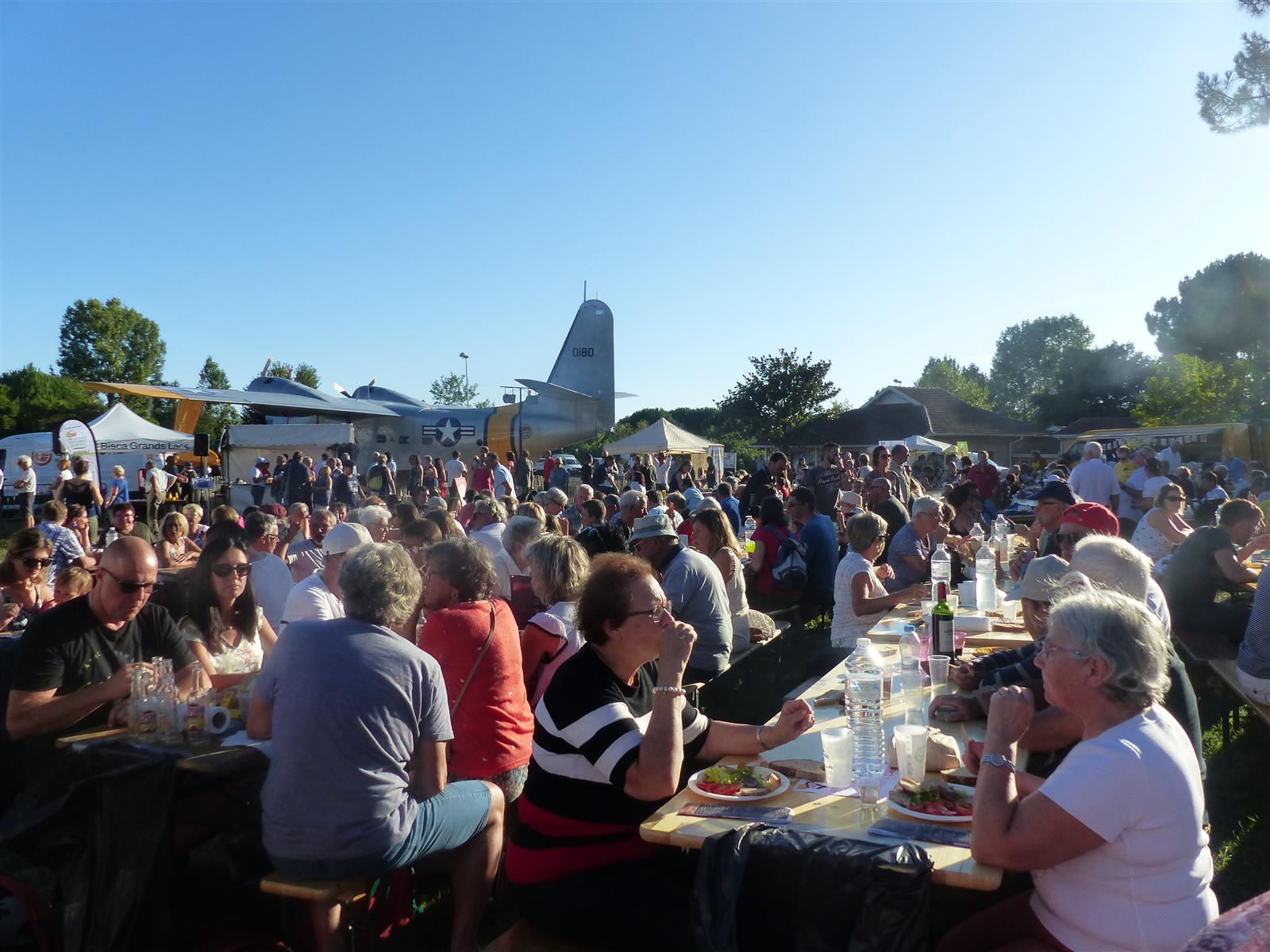 Repas au Marché des Producteurs de Pays au sit ...