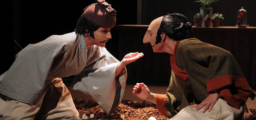 Caché dans son buisson de lavande, Cyrano sent ...