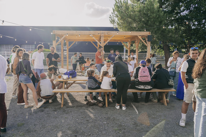 Le 1er Mai la tireuse travaille chez La Gang