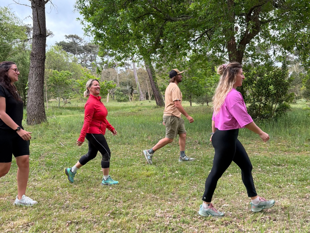Marche sportive en forêt