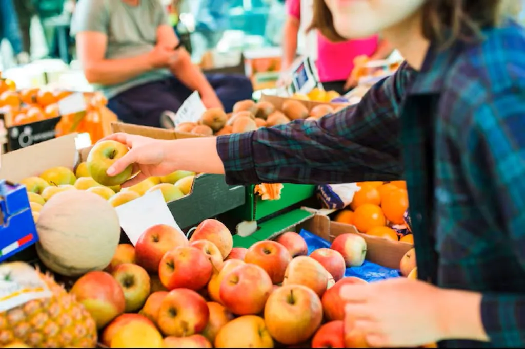 Marché - Crédit: personne-qui-achete-fruits-legumes | CC BY-NC-ND 4.0