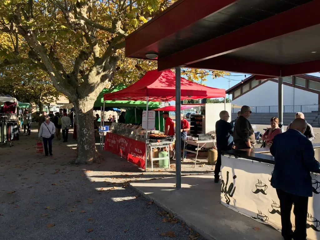 Marché traditionnel - Crédit: marché tosse_mairie | CC BY-NC-ND 4.0