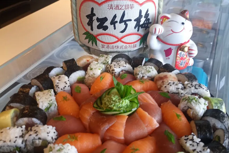 Sushis and bowls