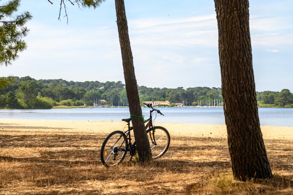 Vélo à l’étang de Sanguinet ou Cazaux - Crédit photo © Guide des Landes