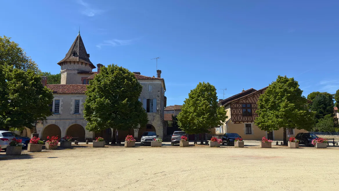 Place des Tilleuls à Saint-Justin