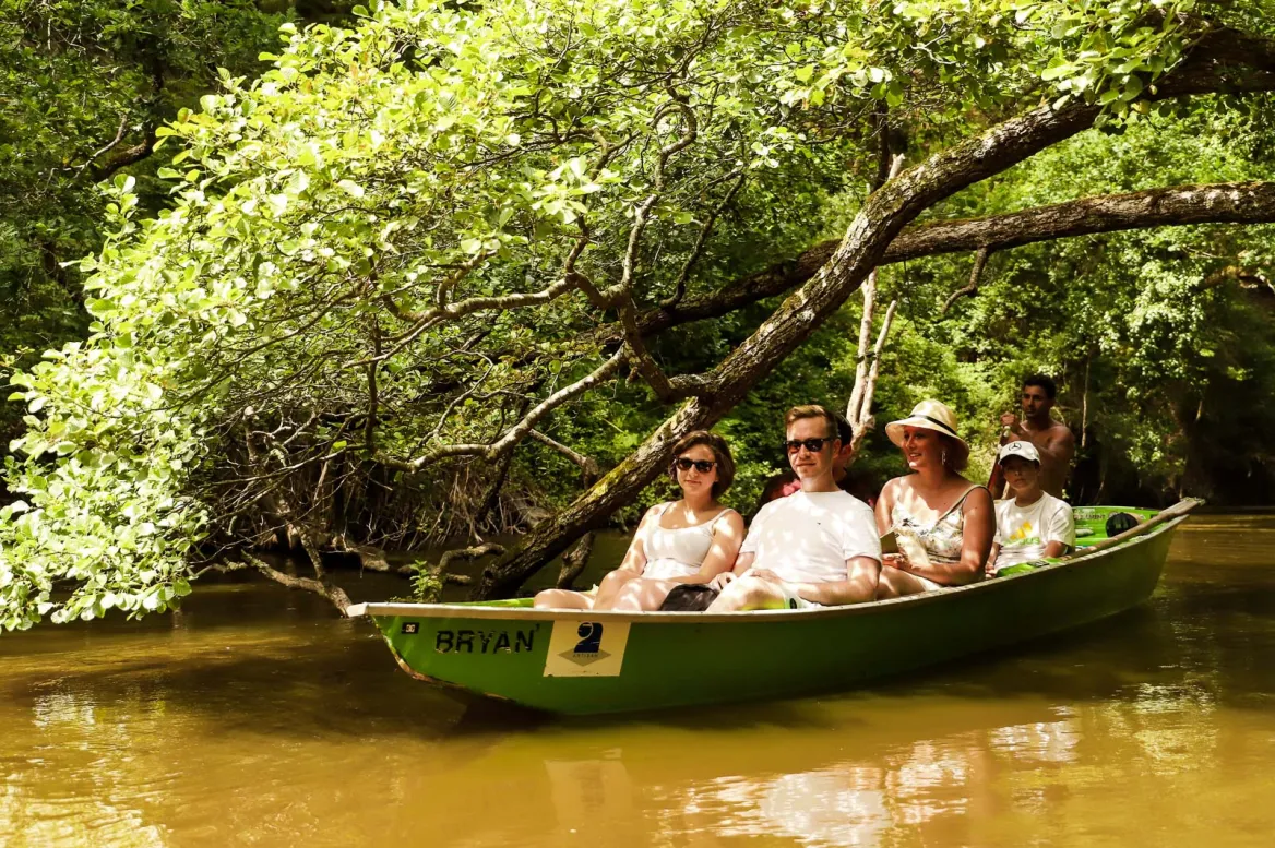 Boat running from the huchet