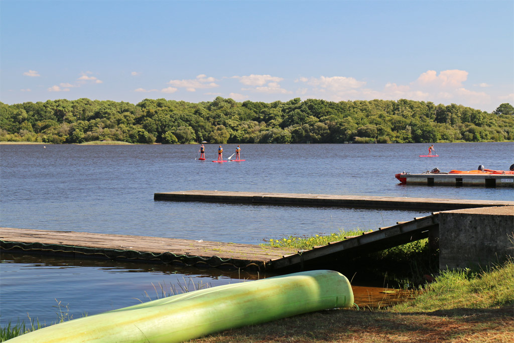 Paddleboarding on the lake at the Cercle Nautique de Mimizan