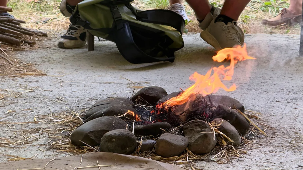Fire lighting workshop at the Brassempouy Prehistosite